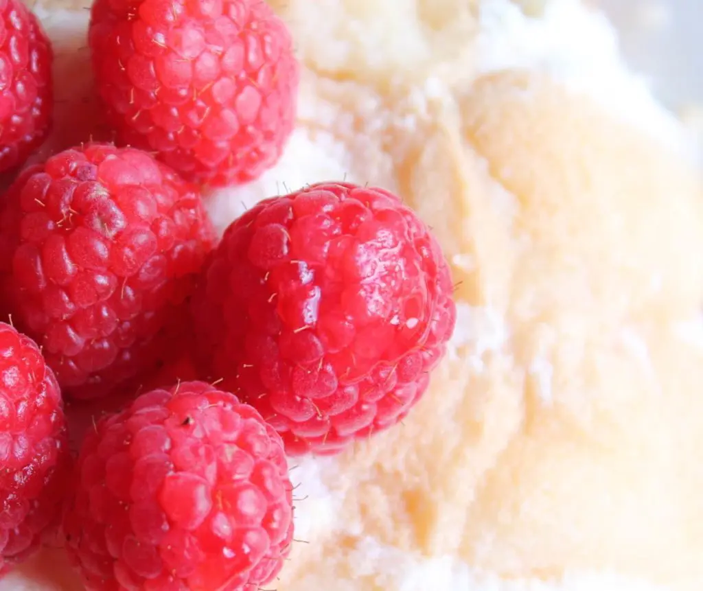 Charlotte aux poires et son coulis de framboises - Recette par Lady Rhum