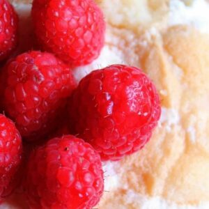 Recette de Charlotte aux poires avec son coulis aux framboises