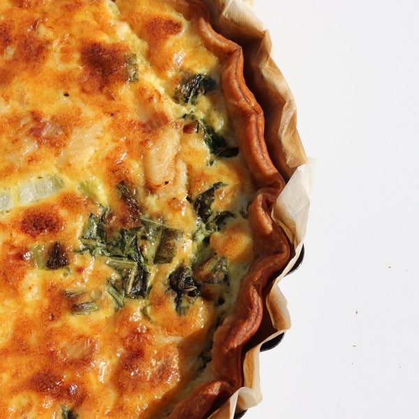 Quiche au poisson fumé et aux brèdes